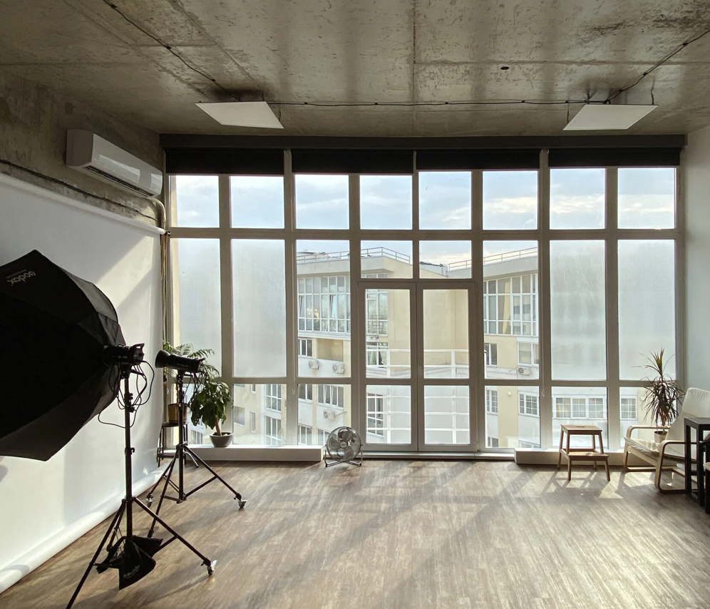 LEVEL 14 Studio — фотостудія з панорамними вікнами 