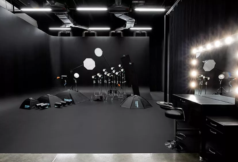  📸  Lightfield Studio — 2500 м² для фото та відео у Києві