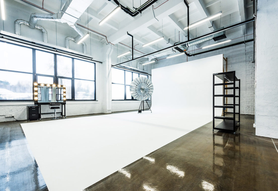 📸  Lightfield Studio — 2500 м² для фото та відео у Києві